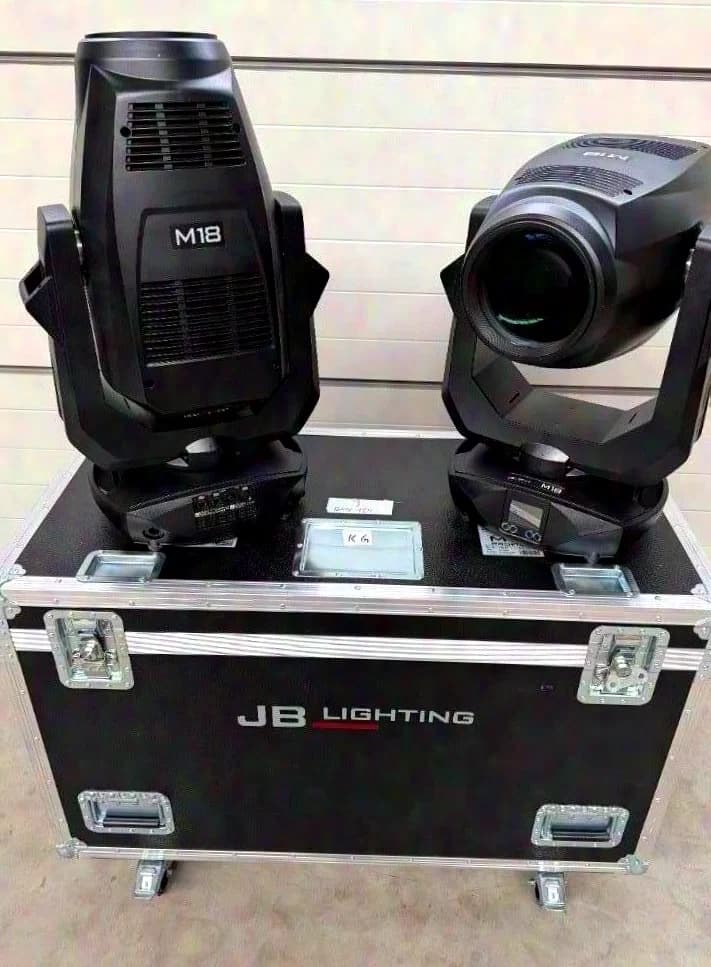 JB Lighting M18 appareils de démonstration / showroom comme neufs dans un flight-case Amptown