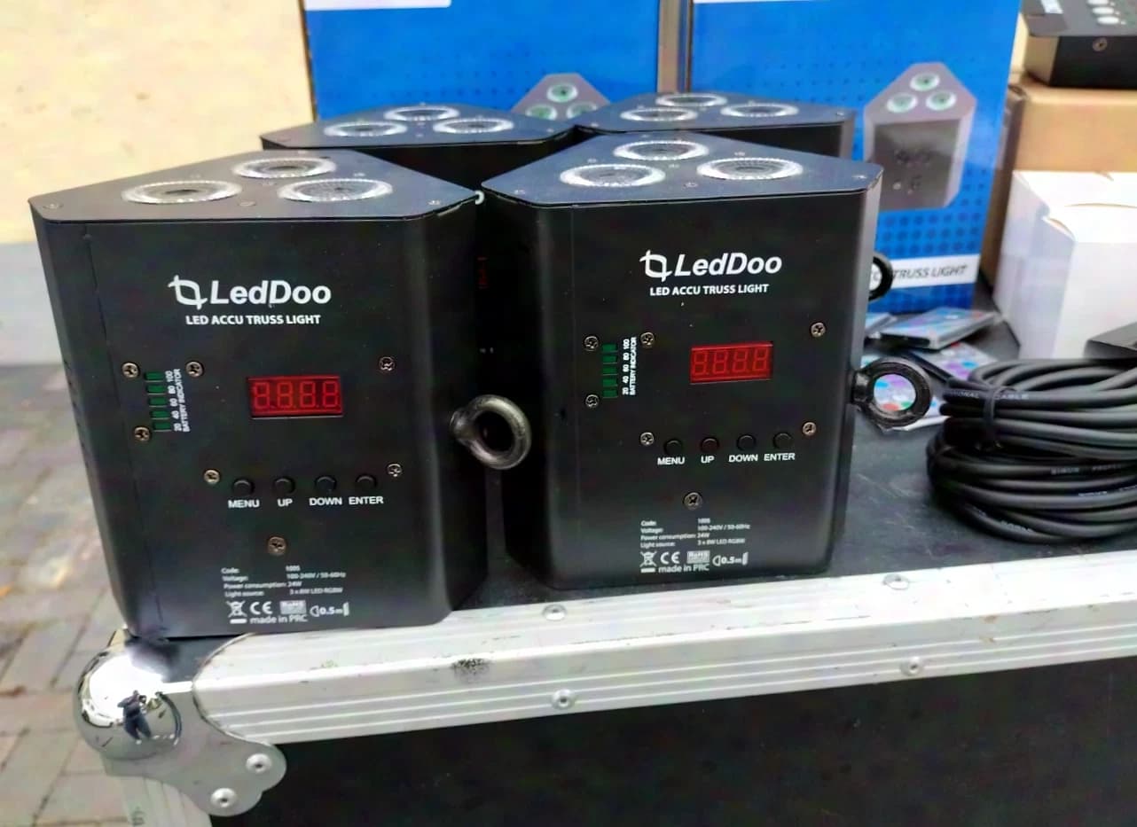 LEDDOO SET à batterie LED Spot Trusslight RGBW PAR
