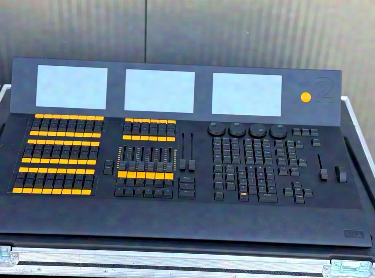 MA Lighting Dot2 XL-B et Dot2 Fader Wing