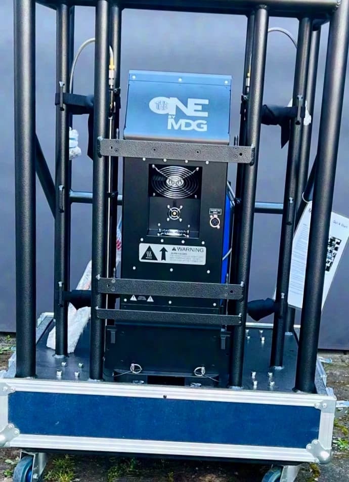 MDG theONE RACKVERSION Hazer/Machine à brouillard avec flight-case à capot d’origine (COMME NEUF)