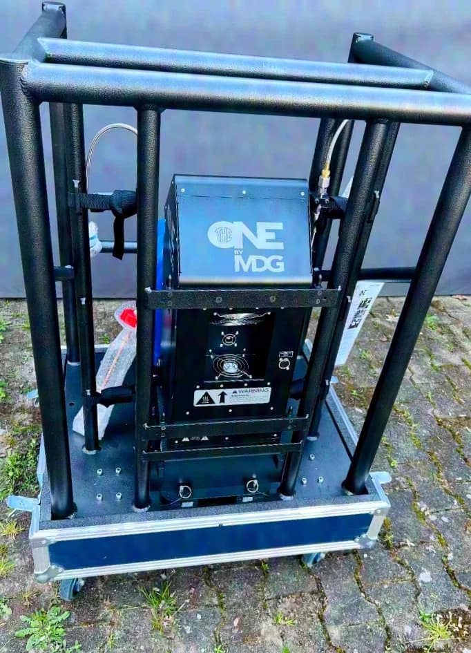MDG theONE RACKVERSION Hazer/Machine à brouillard avec flight-case à capot d’origine (COMME NEUF)