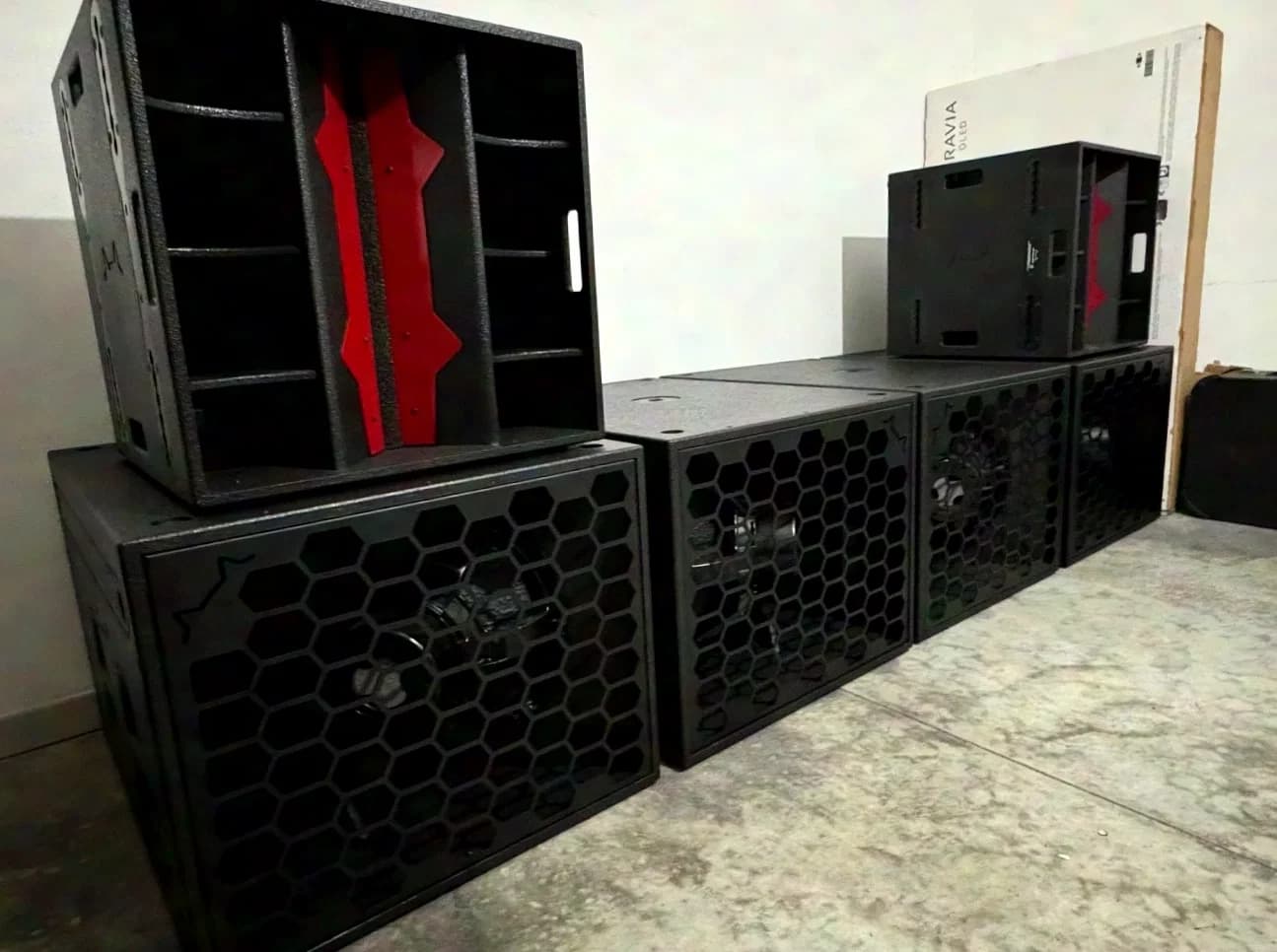 MM - ACOUSTICS 2 sources ponctuelles M410 4 caissons de basses M4.18