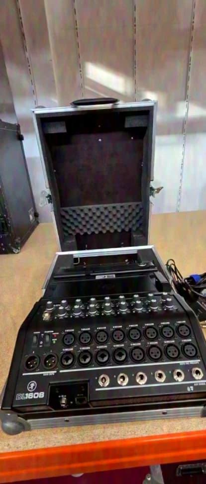 Mackie DL1608