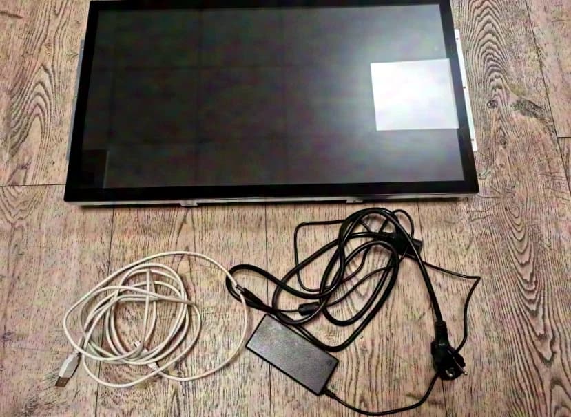 Mikka MK138XMS - 23,8" Touchdisplay Full HD COMME NEUF