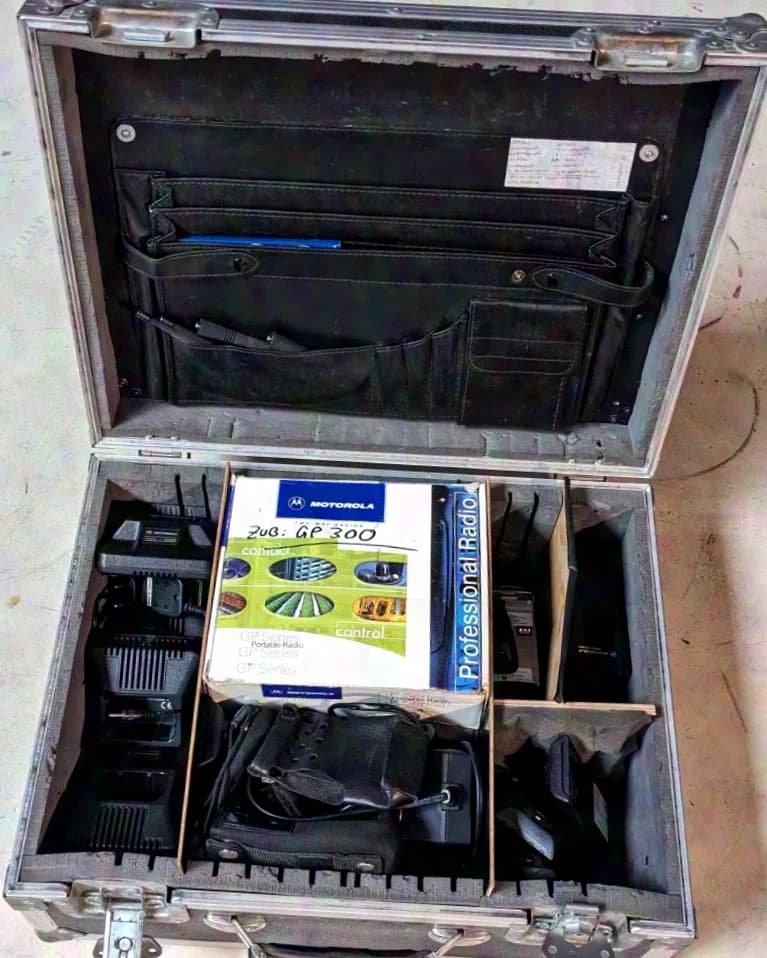 Ensemble de 4 Motorola GP300 / GP340 avec chargeurs, casques, mallette et accessoires ensemble de talkies-walkies en mallette