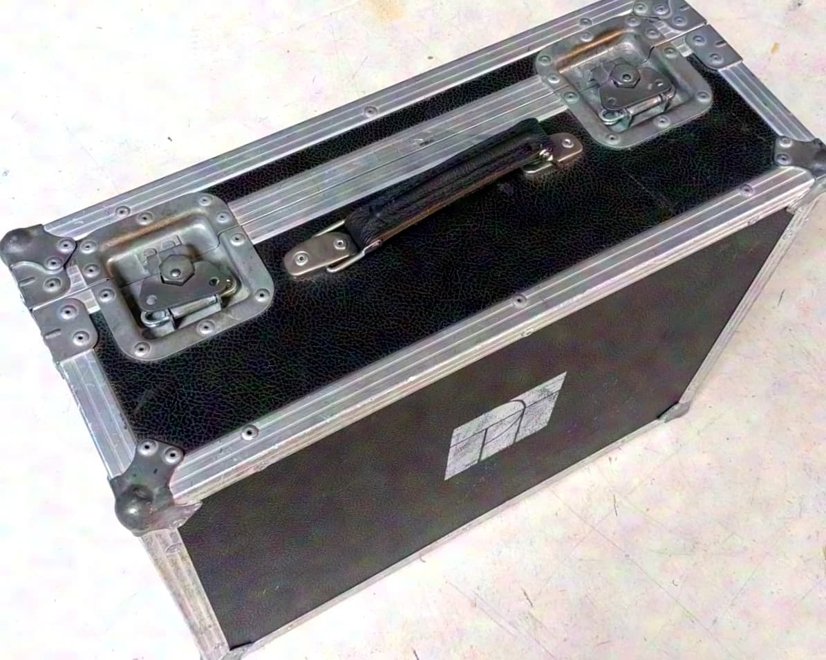 Ensemble de 4 Motorola GP300 / GP340 avec chargeurs, casques, mallette et accessoires ensemble de talkies-walkies en mallette