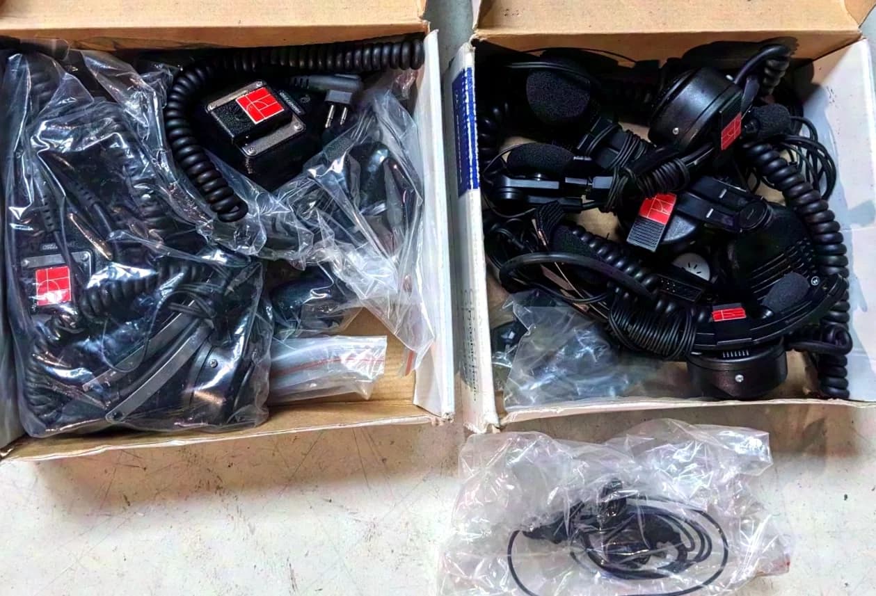 Ensemble de 4 Motorola GP300 / GP340 avec chargeurs, casques, mallette et accessoires ensemble de talkies-walkies en mallette