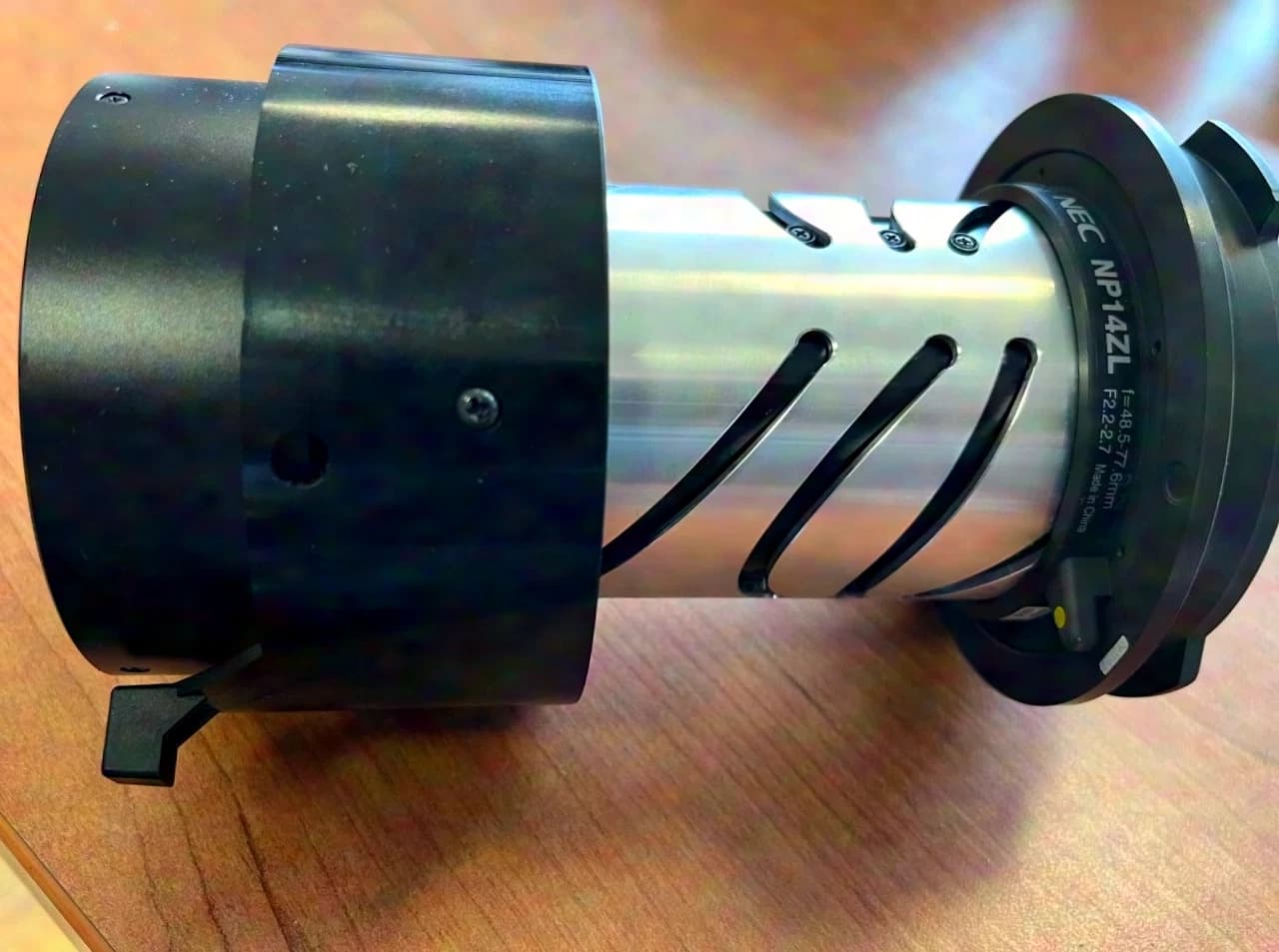 Objectif zoom intermédiaire NEC NP-14ZL (3.0-4.7:1) pour projecteur des séries PA et PV