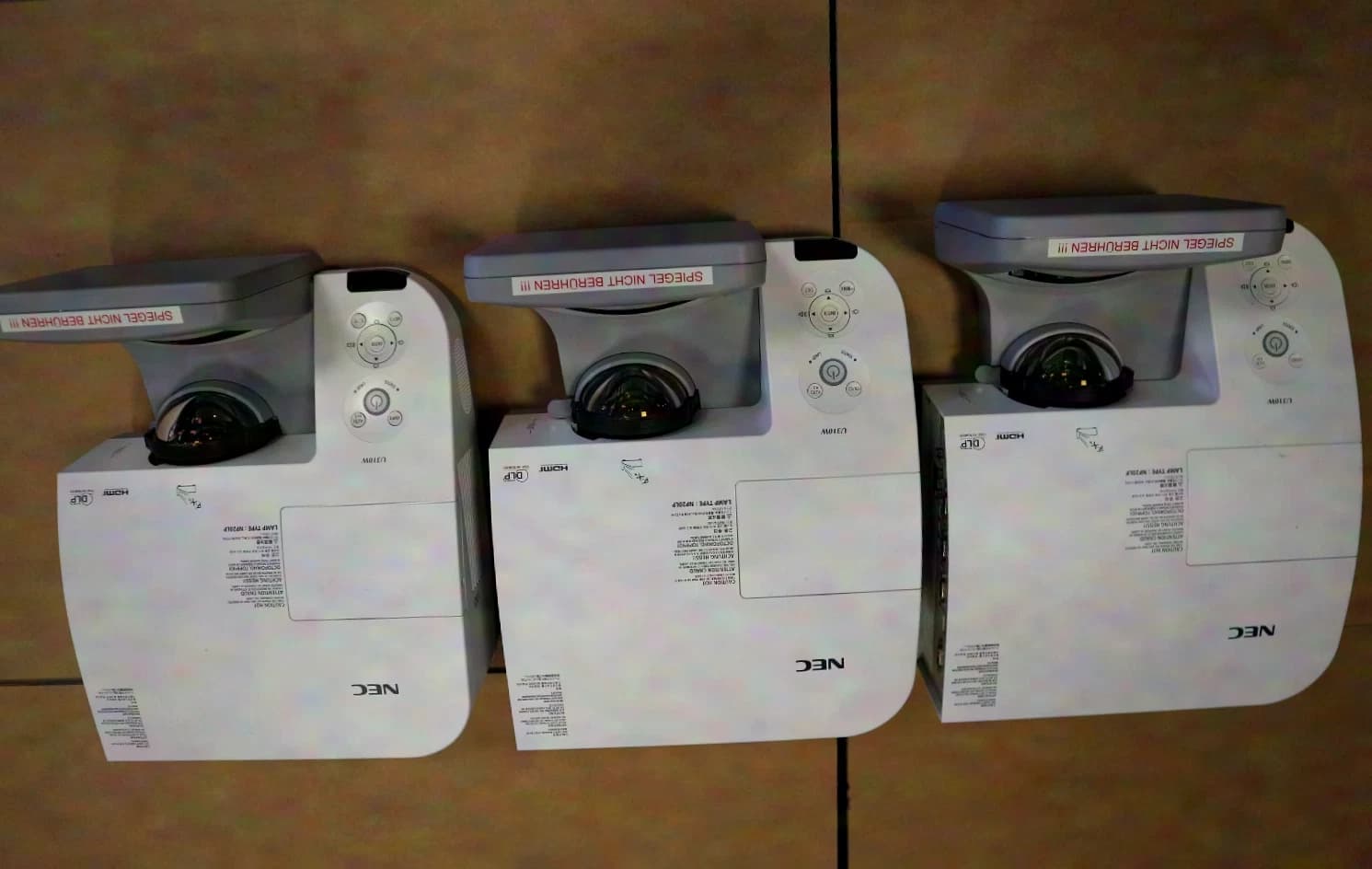 Projecteur courte focale NEC NP-U310W (WXGA / DLP) - faible nombre d'heures de lampe