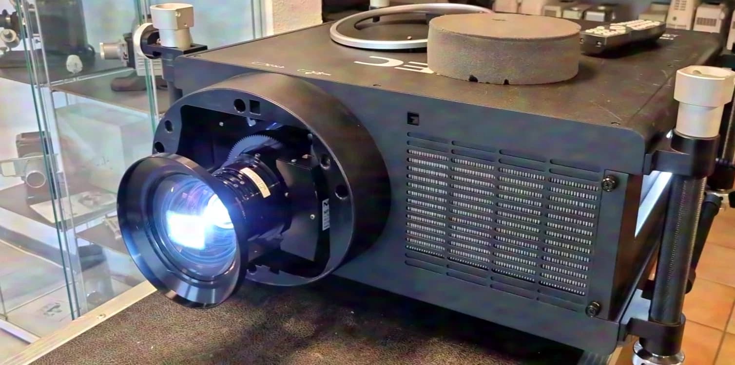 NEC PH1400U 3-Chip PREMIUM DLP Vidéoprojecteur 13.500 Lumen 1920x1200 - Géant de la luminosité pour WM2026