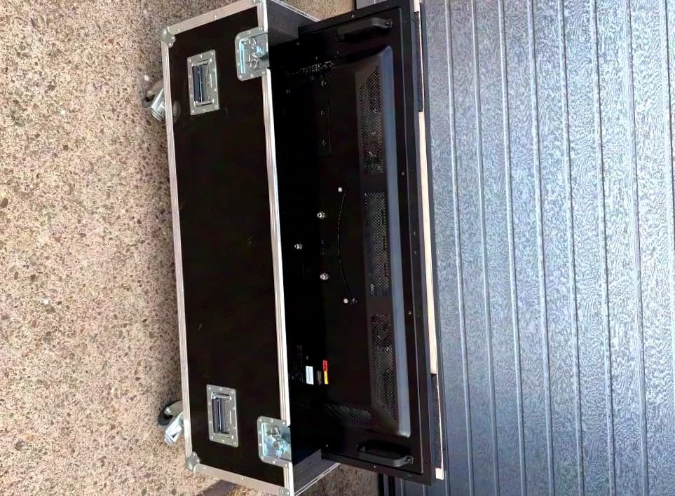 NEC V554Q en double flight-case avec supports Audipack