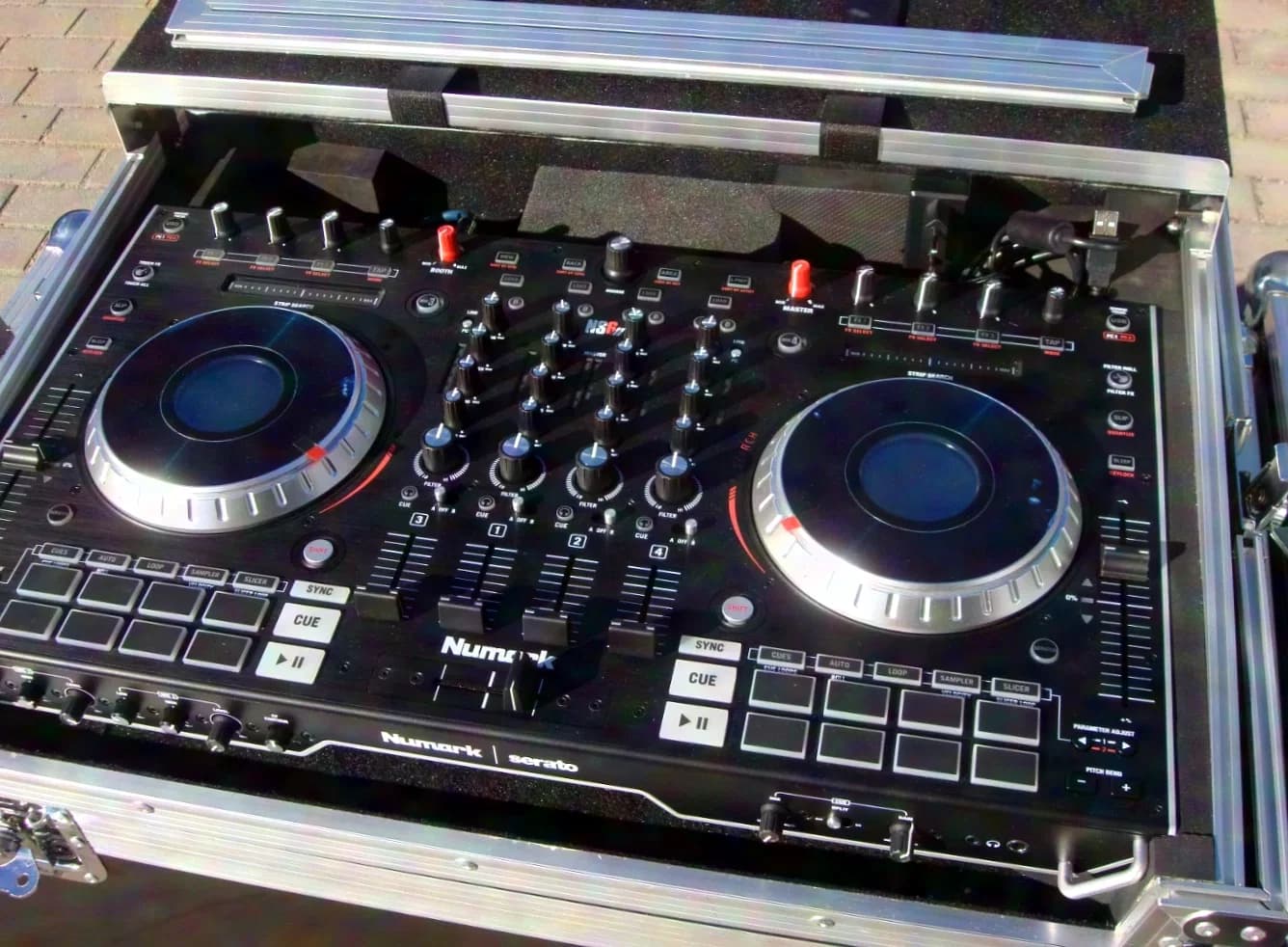 Numark NS6II - Contrôleur DJ 4 canaux - Serato - et flight-case « Très bon état »