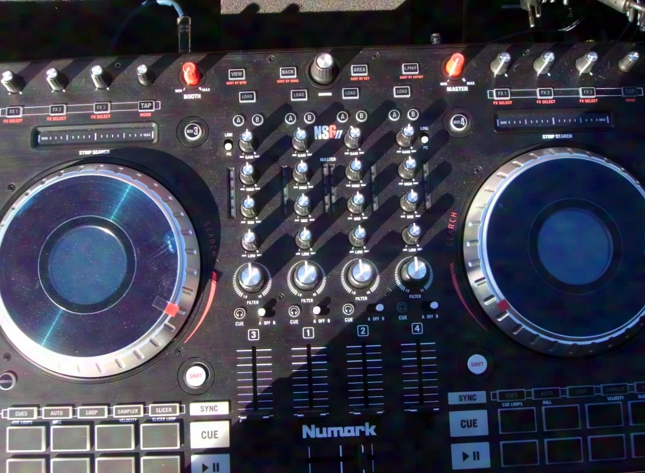 Numark NS6II - Contrôleur DJ 4 canaux - Serato - et flight-case « Très bon état »