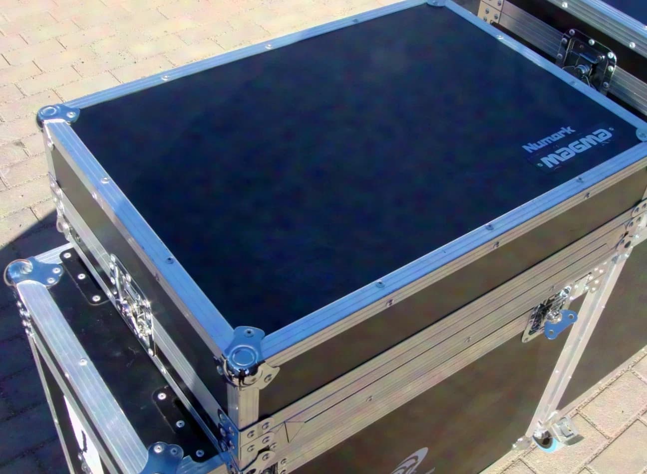 Numark NS6II - Contrôleur DJ 4 canaux - Serato - et flight-case « Très bon état »