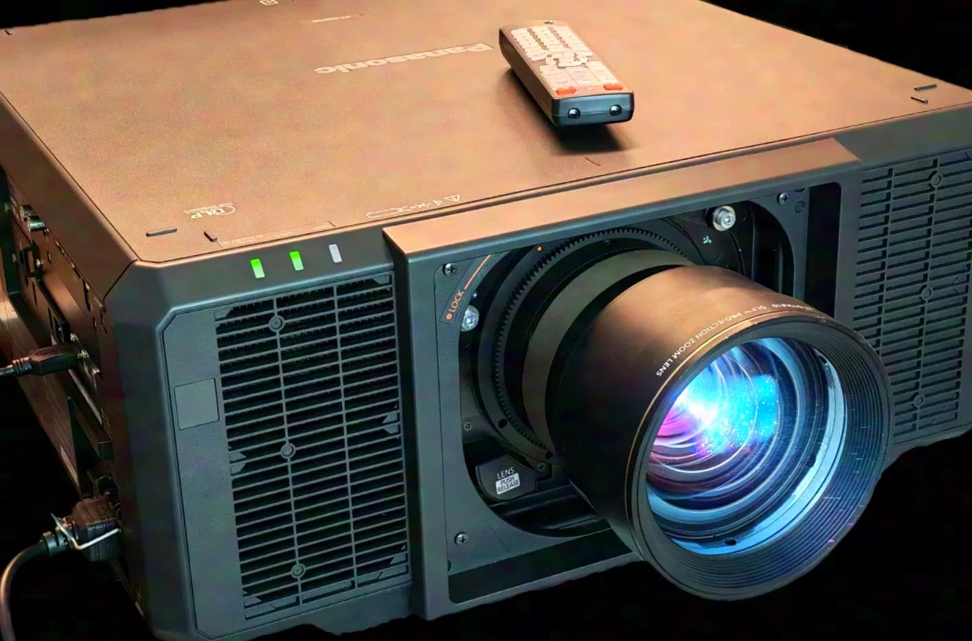 PANASONIC PT-RQ25KE Projecteur laser 4K Premium DLP 3 puces 20 000 lumens Démo < 100 h