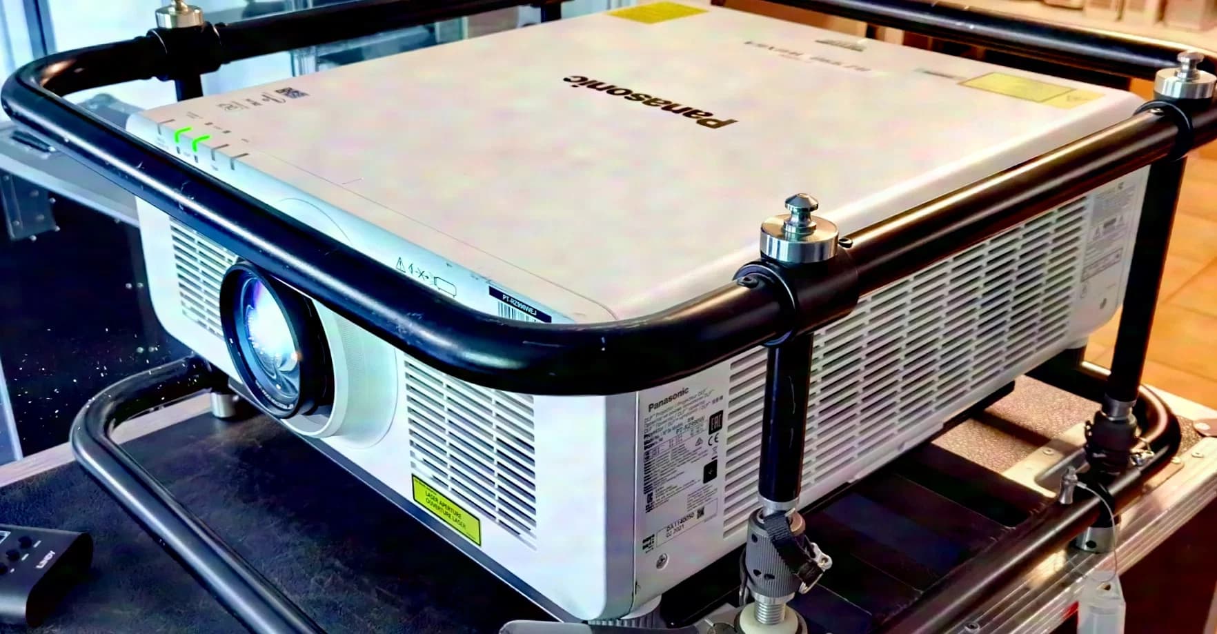 PANASONIC PT-RZ990WE 10.000 Ansi Lumen Premium DLP LASER + Cadre + Caisse + Objectif