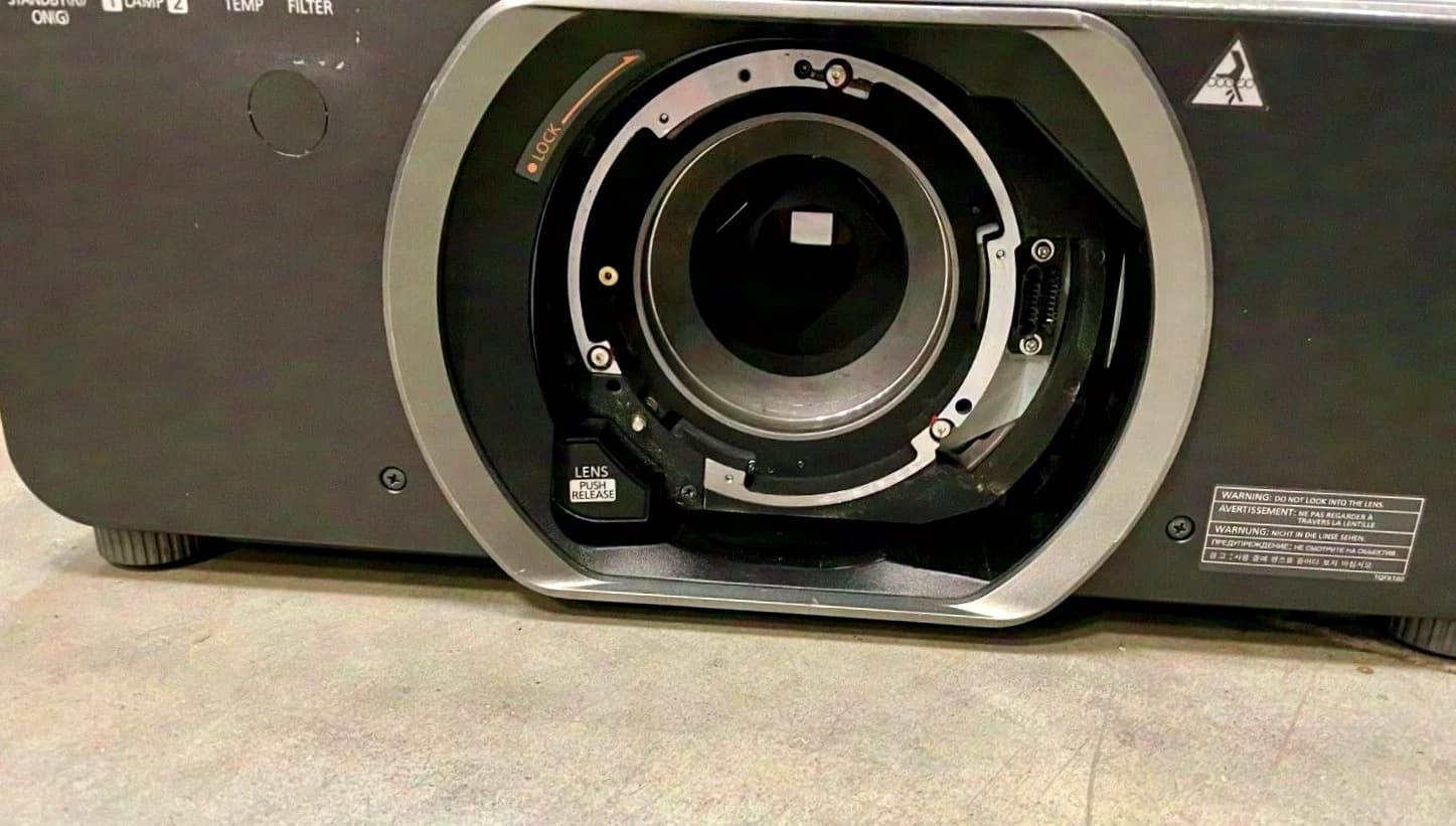 Panasonic PT-DS100X, projecteur DLP avec 10 600 ANSI lumens, SXGA+ AVEC CASE