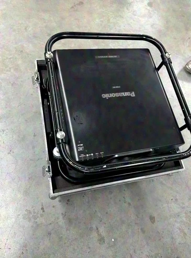 Panasonic PT-DZ110XE (3-Chip, 10.600 lm), projecteur DLP avec cadre de transport Lang et flight-case