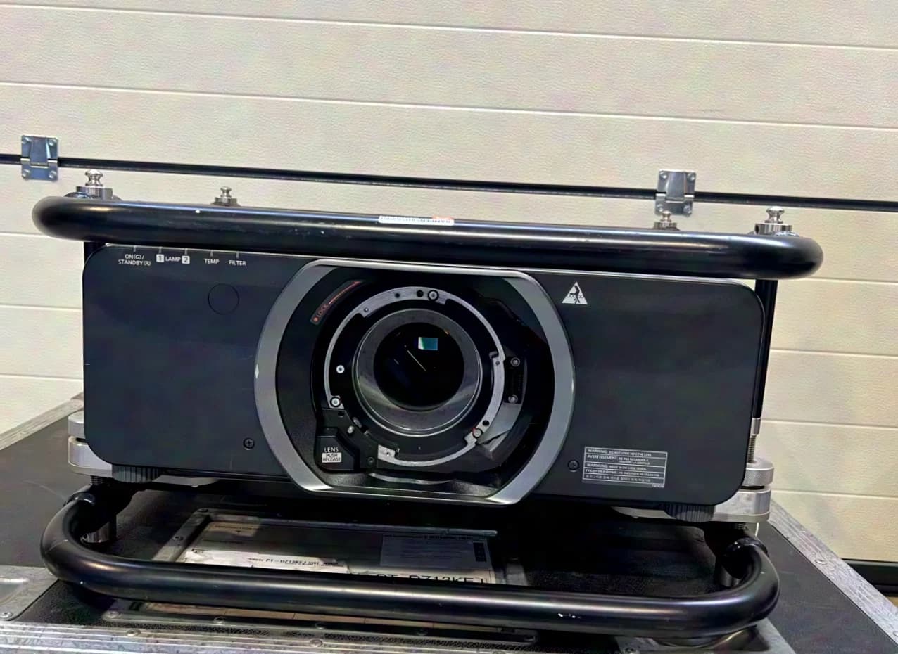 Projecteur Panasonic PT-DZ13K dans son case