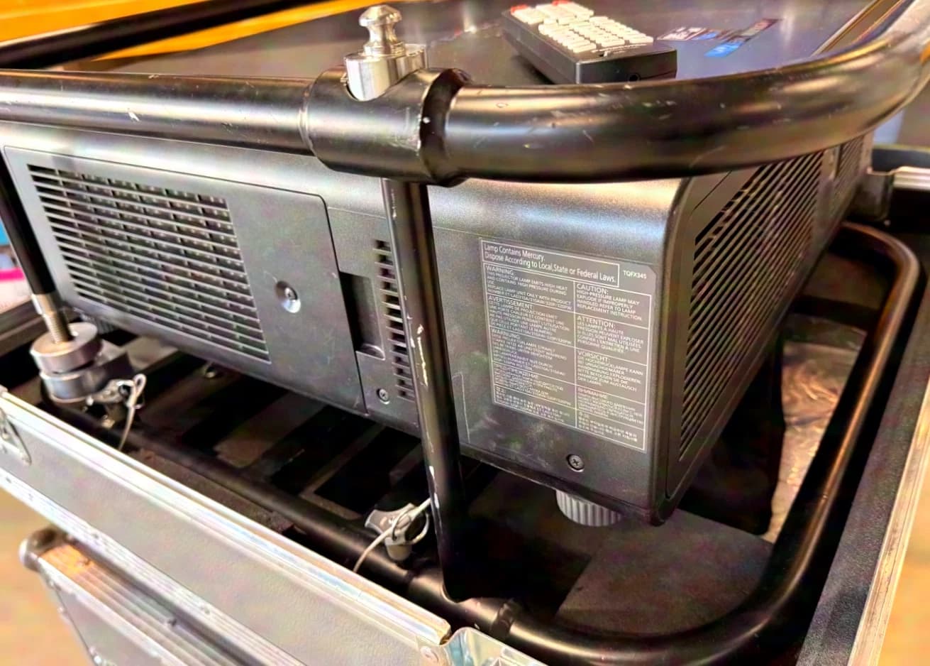 Panasonic PT-DZ13K avec jeu de lampes de rechange NEUF WUXGA, 12 000 Lumen, avec UK20, Frame, Case
