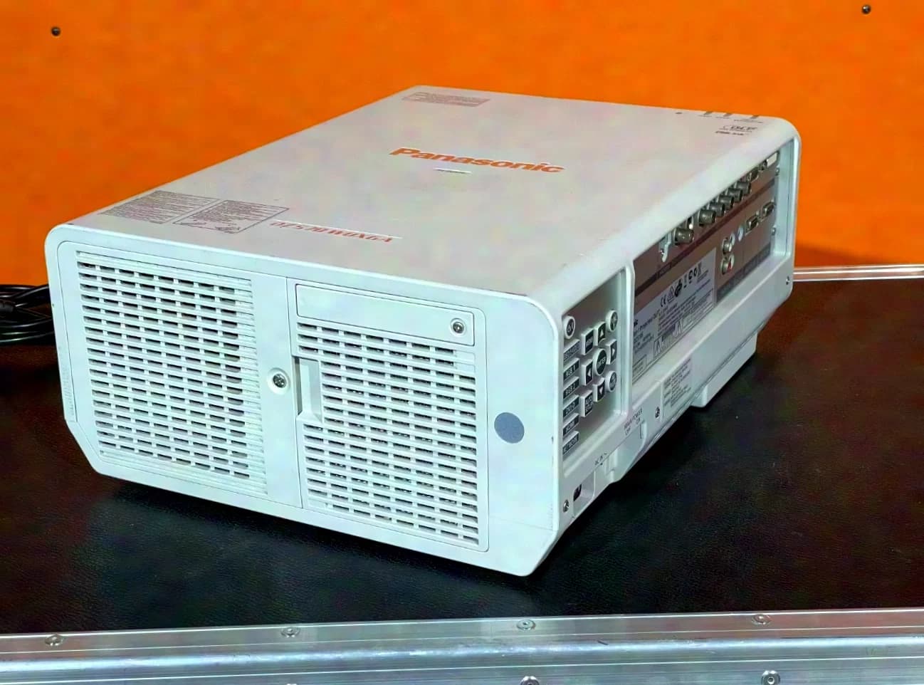 Panasonic PT-DZ570E projecteur DLP 4.000 Ansi-Lumen
