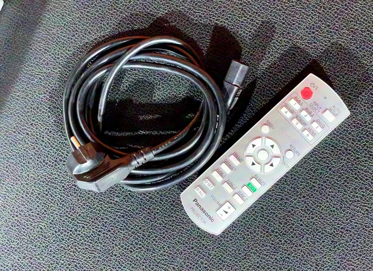 Panasonic PT-DZ570E projecteur DLP 4.000 Ansi-Lumen