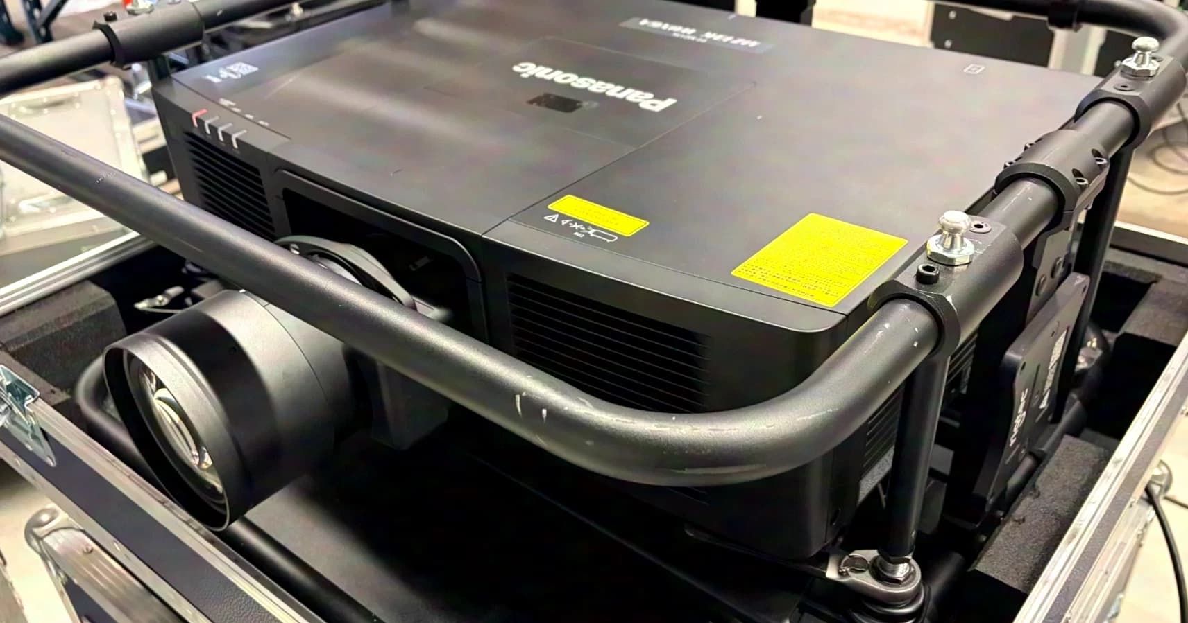 Panasonic PT-MZ13K vidéoprojecteur laser LCD 13 000 lumens 750 h avec cadre/flight-case