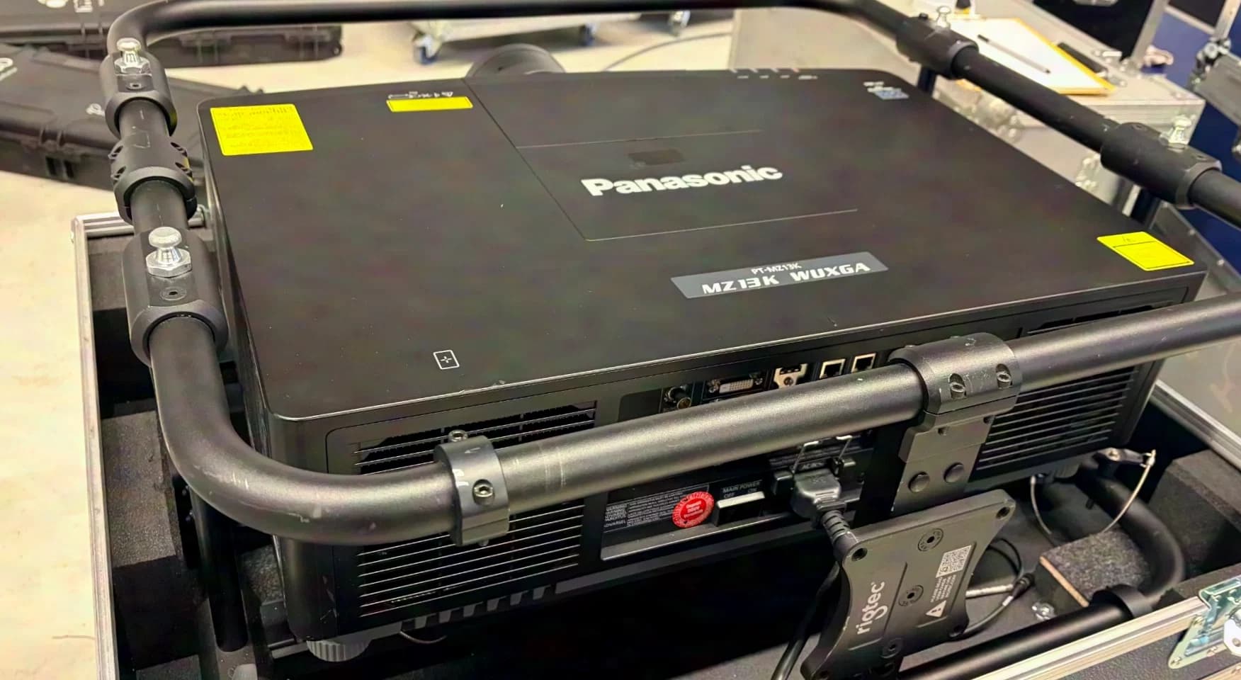 Panasonic PT-MZ13K vidéoprojecteur laser LCD 13 000 lumens 750 h avec cadre/flight-case