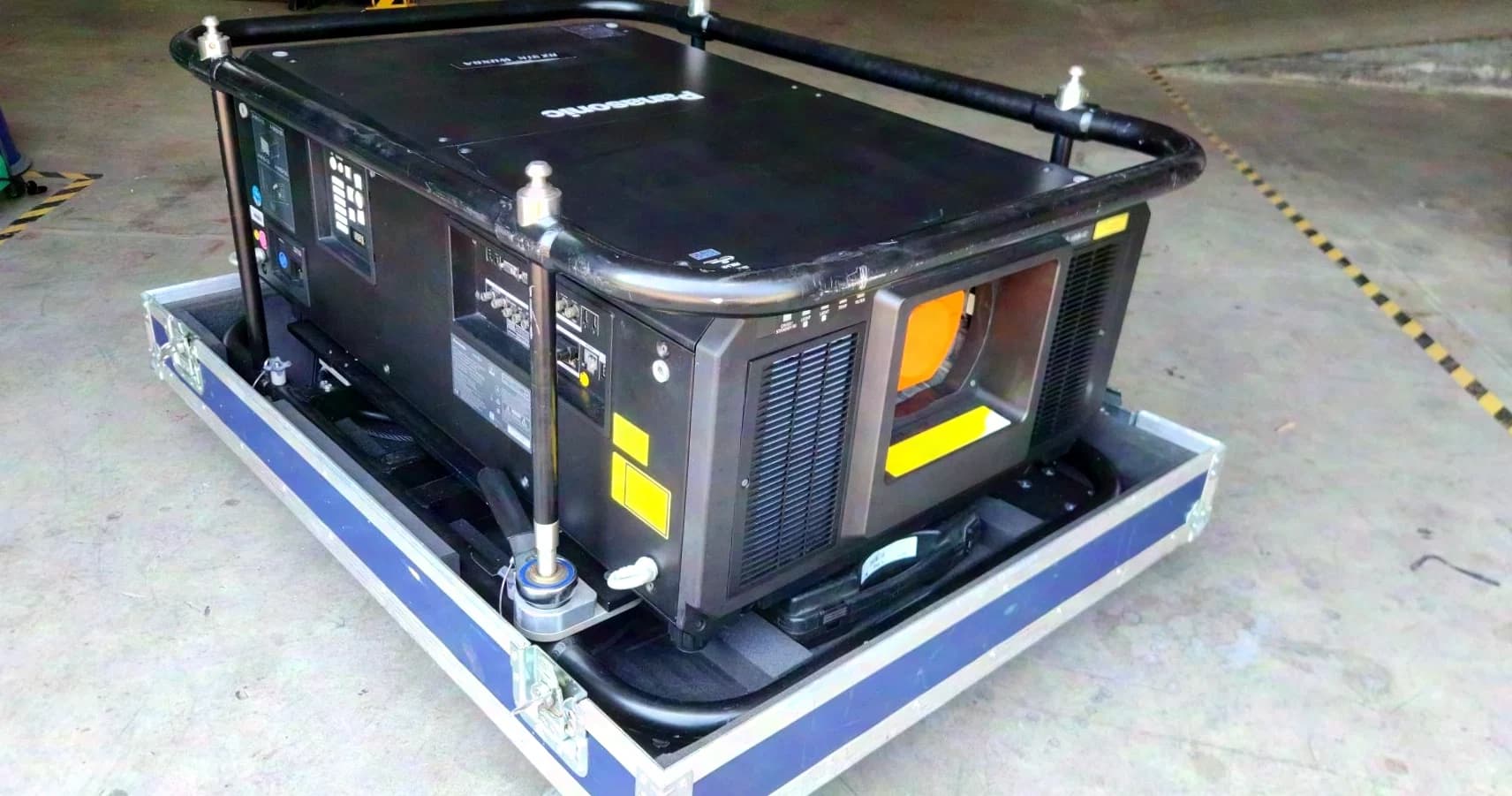 Panasonic PT-RZ31K, cadre de vol et flight-case inclus