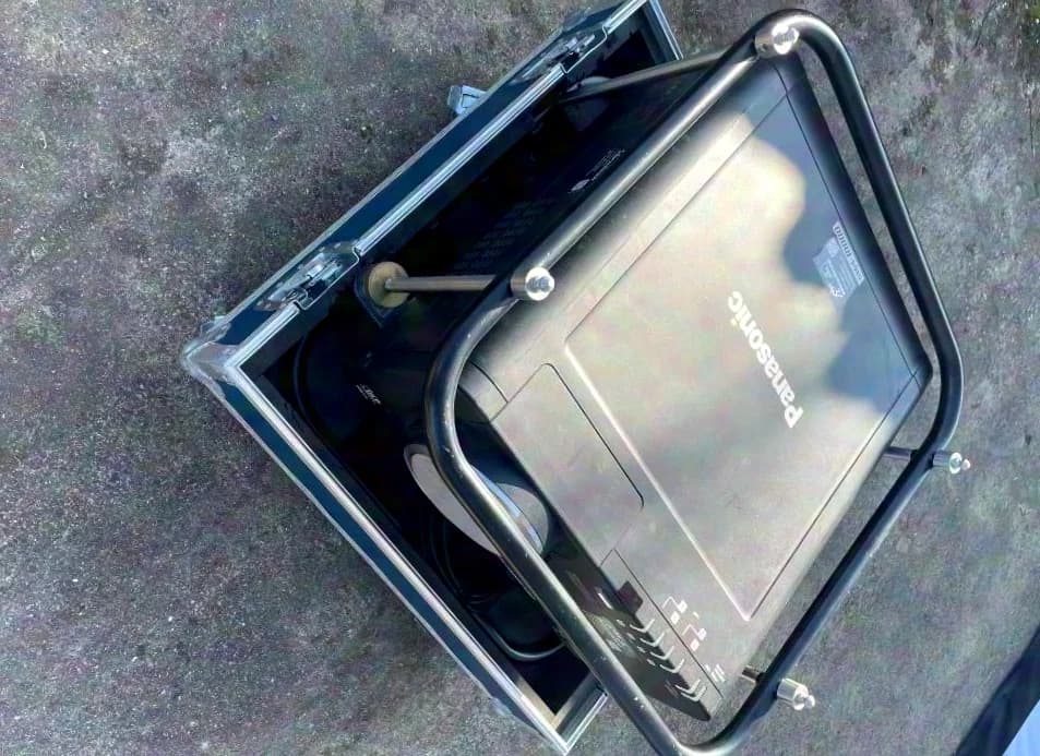 Panasonic Panasonic PT-D10000E (10 000 Lumen) incl. cadre de vol ET-RFD40, carte SDI & Flightcase