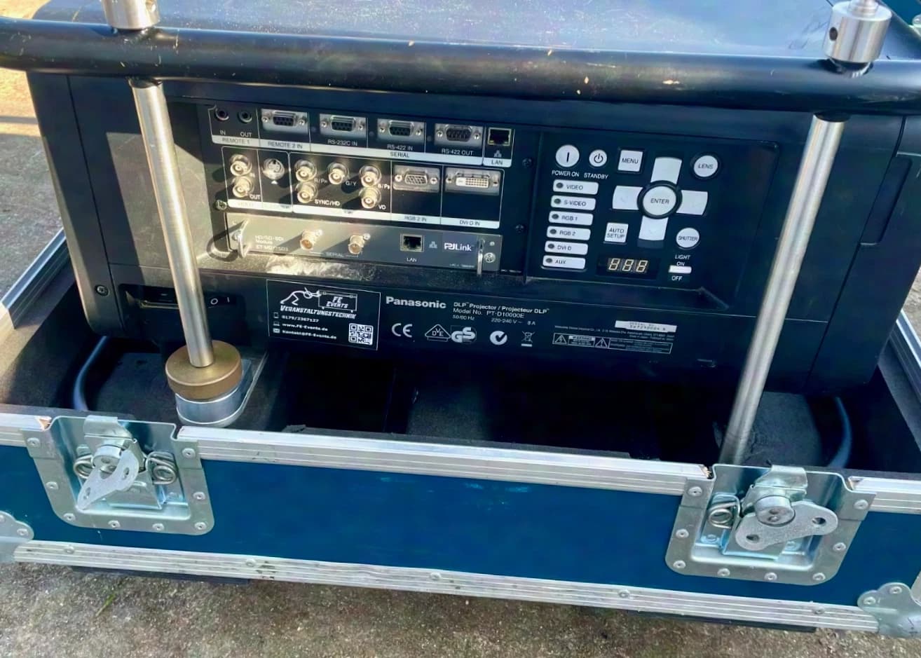 Panasonic Panasonic PT-D10000E (10 000 Lumen) incl. cadre de vol ET-RFD40, carte SDI & Flightcase