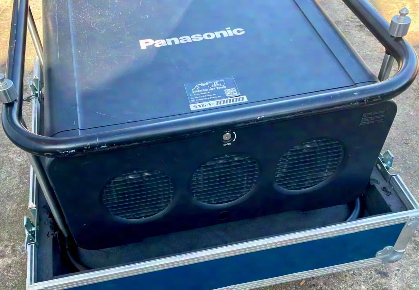 Panasonic Panasonic PT-D10000E (10 000 Lumen) incl. cadre de vol ET-RFD40, carte SDI & Flightcase