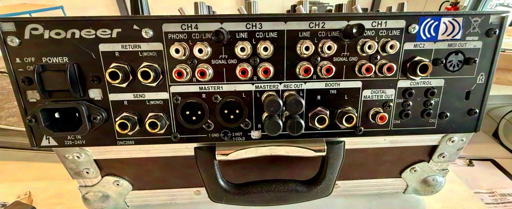 Pioneer DJM-850 avec flight-case