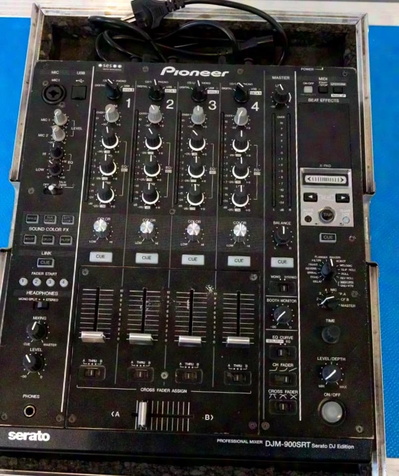 Pioneer DJM-900SRT (comme le NXS/Nexus mais avec carte son Serato)