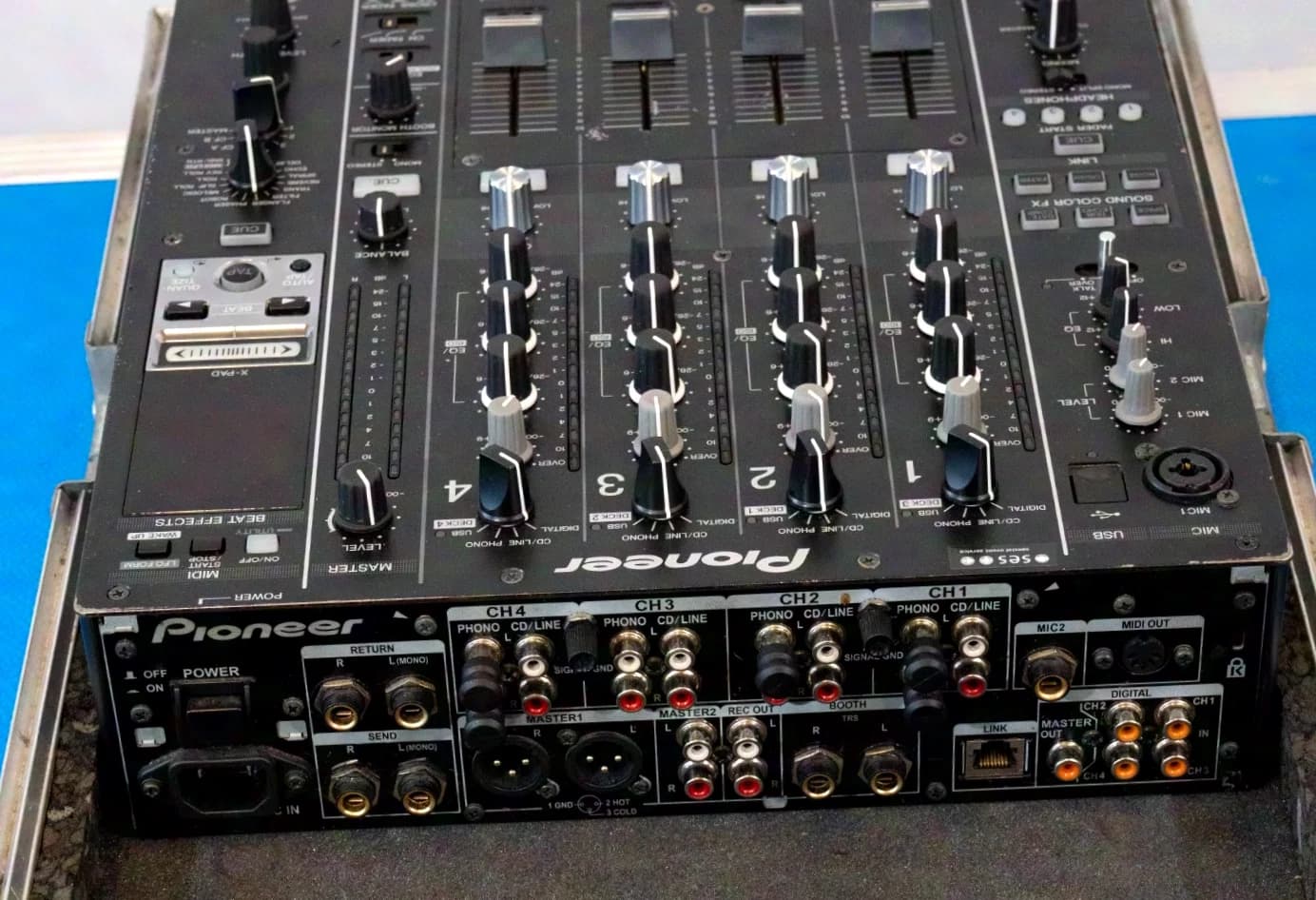 Pioneer DJM-900SRT (comme le NXS/Nexus mais avec carte son Serato)