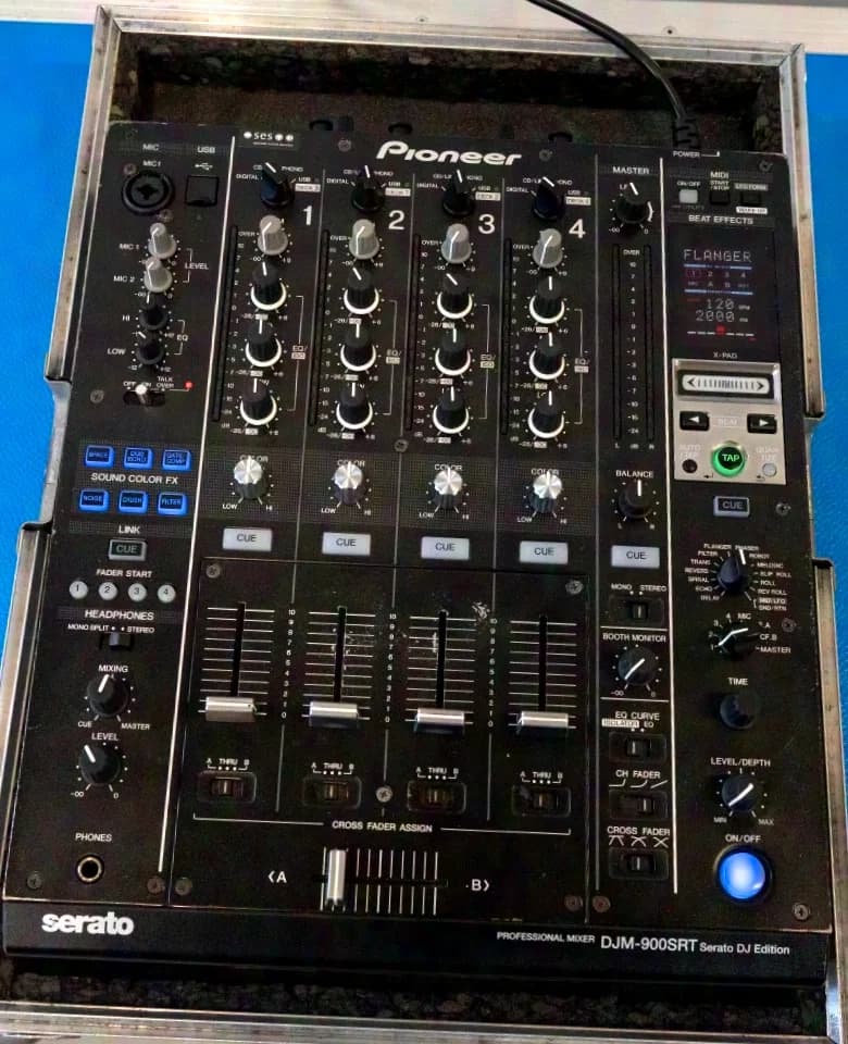 Pioneer DJM-900SRT (comme le NXS/Nexus mais avec carte son Serato)