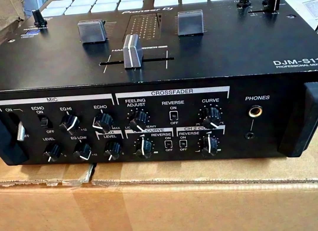 Pioneer Pioneer DJM-S11 Table de mixage battle professionnelle