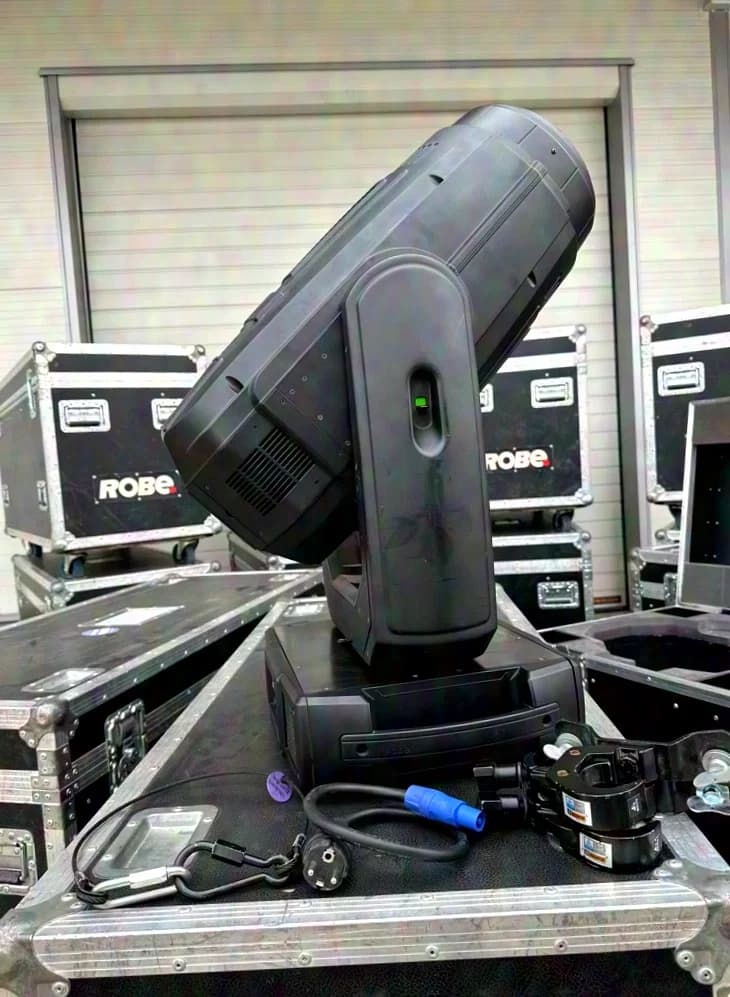 Robe Robin BMFL Spot 5°-55° (à l’unité ou par lot de 2) avec Flight case