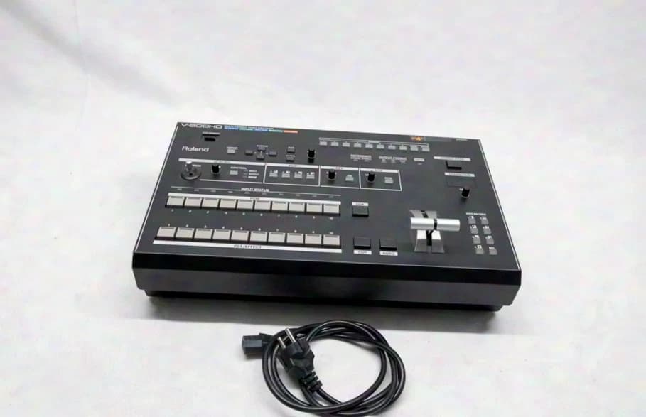 Roland | V-800HD | MK2 | Mélangeur vidéo live multi-format | étui inclus