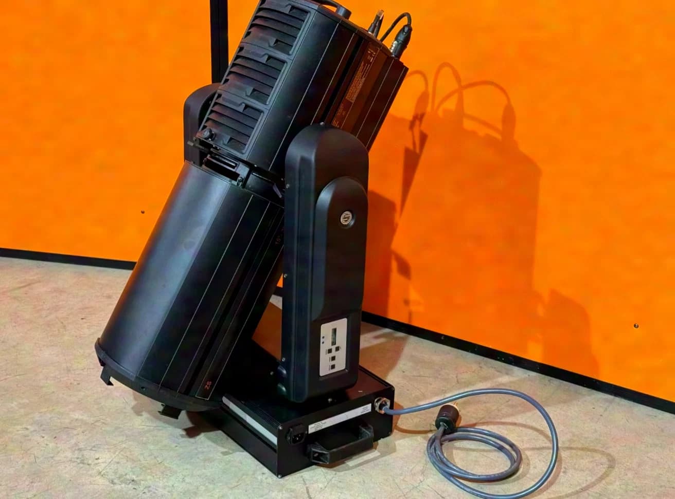SPOTLIGHT Hyperion PR LED 300 RGBACL avec ARC Stage 2 Plus projecteur LED de découpe 15°-30° avec lyre motorisée
