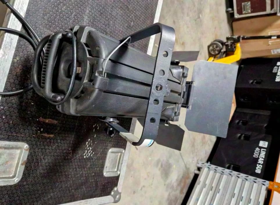 Projecteur de théâtre Selecon Rama 150 PC avec coupe-flux à 4 volets