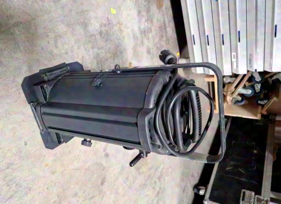 Projecteur de théâtre Selecon Rama 150 PC avec coupe-flux à 4 volets