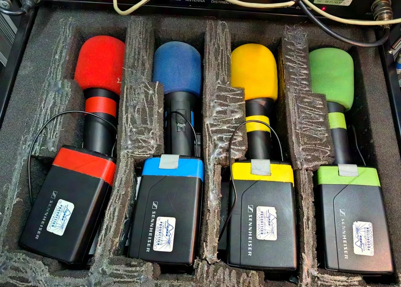 Rack HF VHF 4 canaux Sennheiser avec émetteurs de poche et émetteurs à main