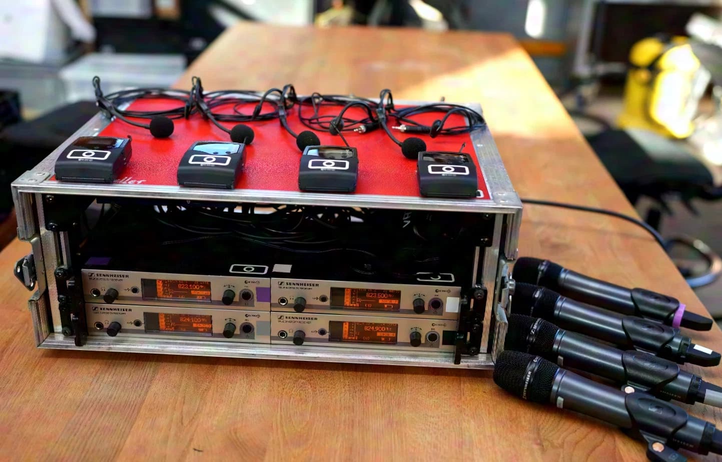 Rack 4 unités Sennheiser EW300-G3 avec répartiteur d’antennes, au choix avec casque-micro ou émetteur à main