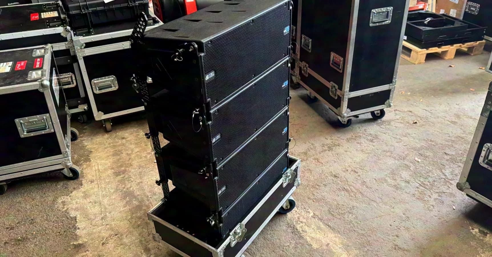 Ensemble de 4x dBTechnologies DVA T8 FIR en flight-case
