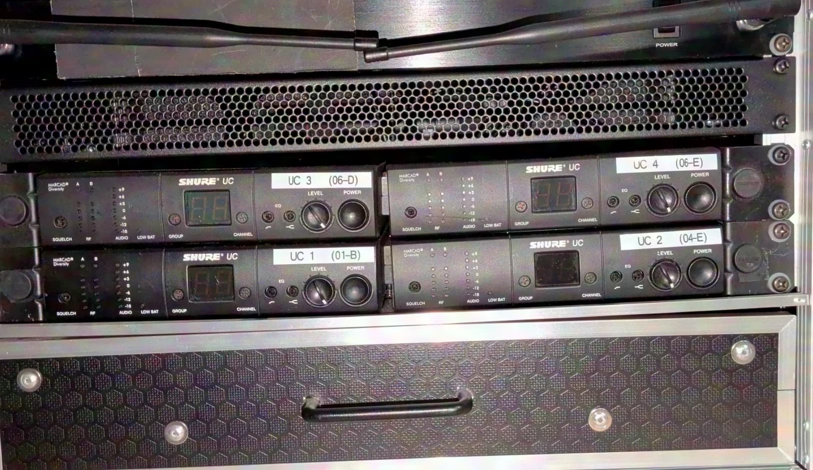 Set sans fil Shure UC avec 4 récepteurs, émetteurs de poche et micros main Beta 58