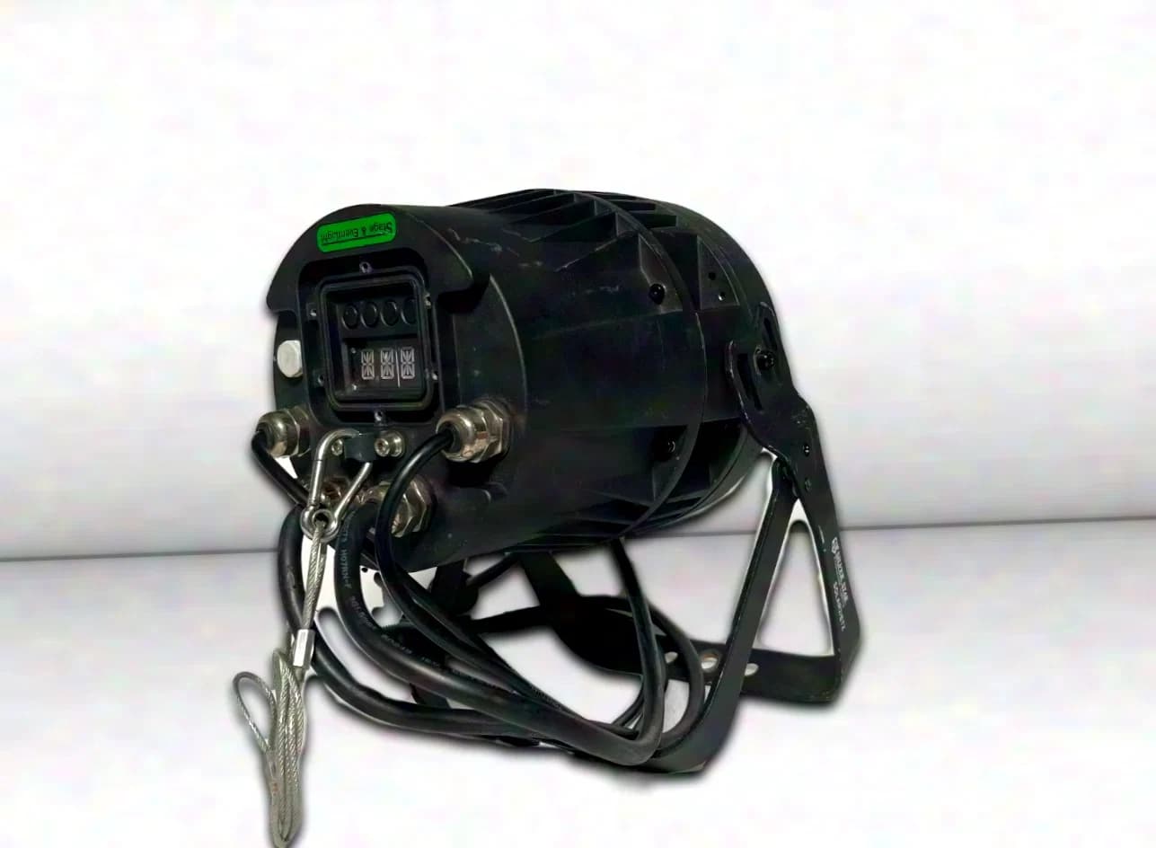Package Silverstar Solar MK2 LED-Par 7x10W RGB+W Full Color. IP65 DMX avec package de câbles.