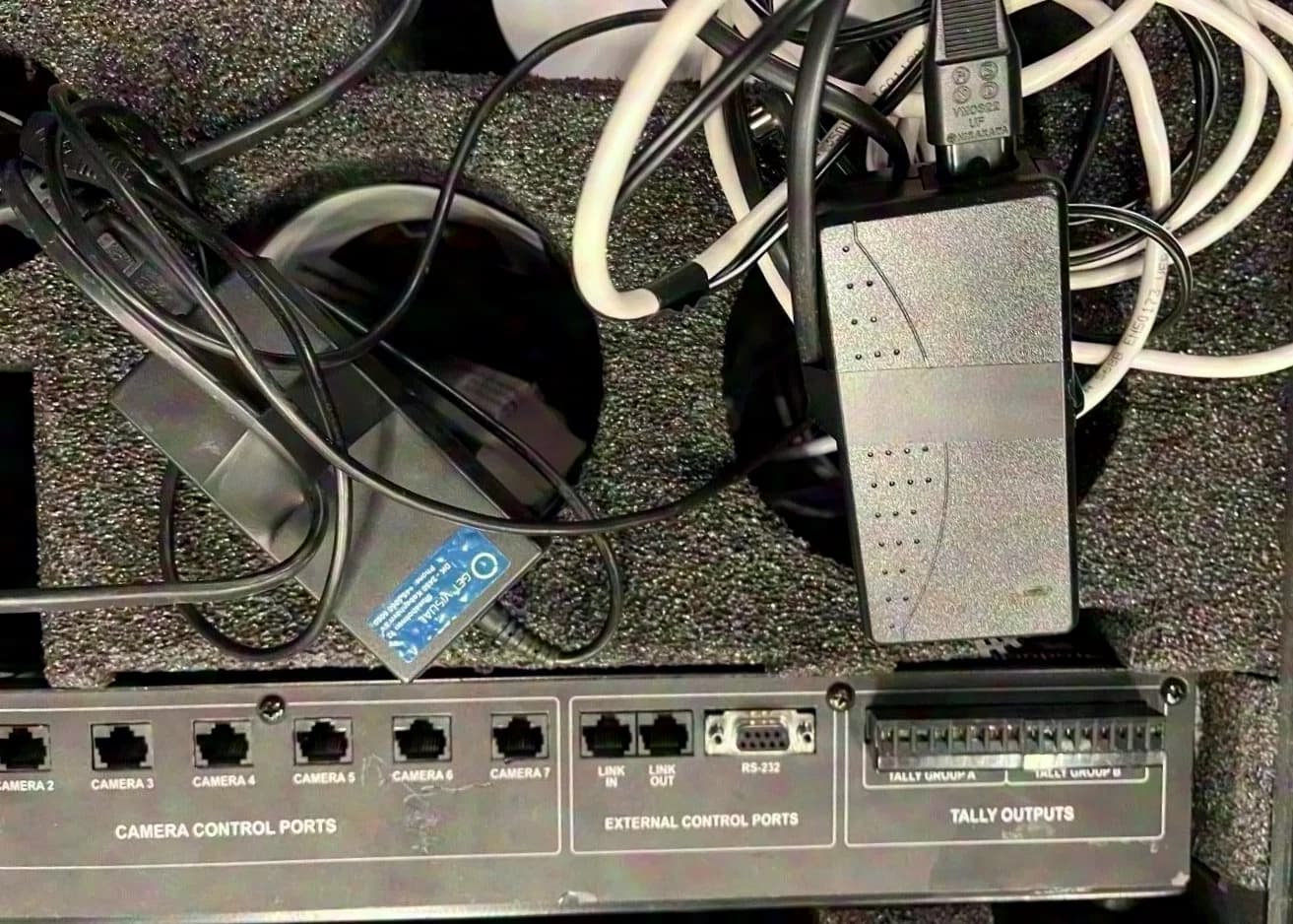 Caméra Sony BRC-Z700, multiplexeur, contrôleur Vaddio et câble en fibre de 100m sur touret.