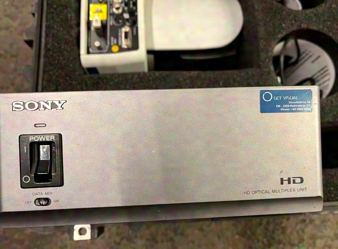 Caméra Sony BRC-Z700, multiplexeur, contrôleur Vaddio et câble en fibre de 100m sur touret.