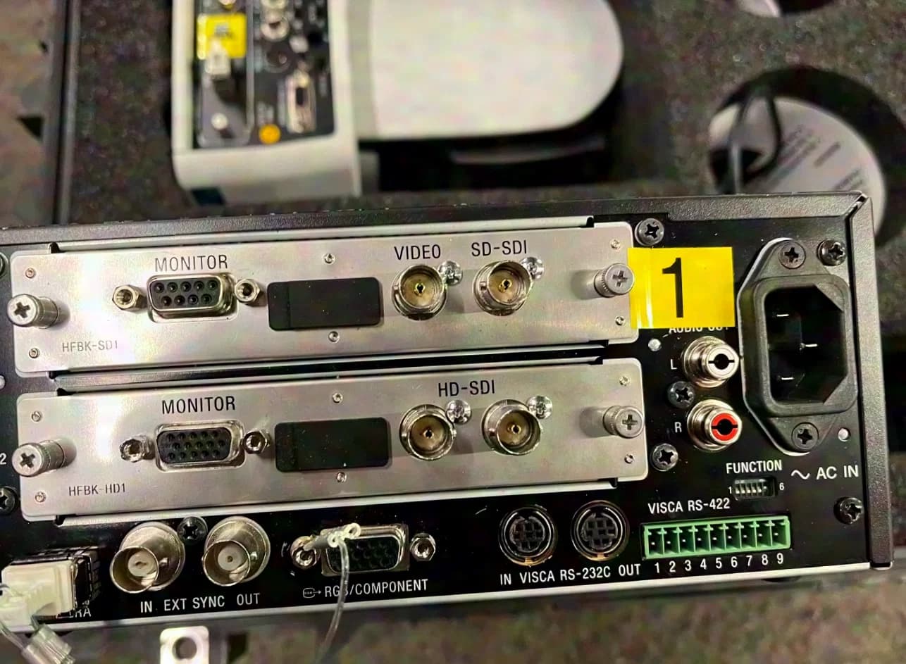 Caméra Sony BRC-Z700, multiplexeur, contrôleur Vaddio et câble en fibre de 100m sur touret.
